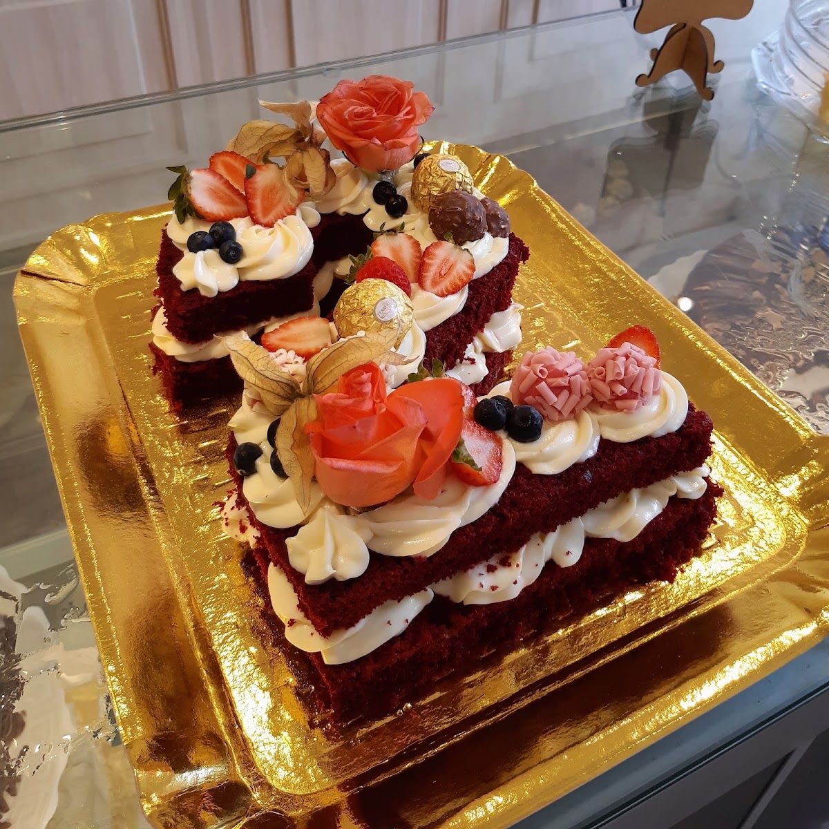 Bolo de número decorado com flores