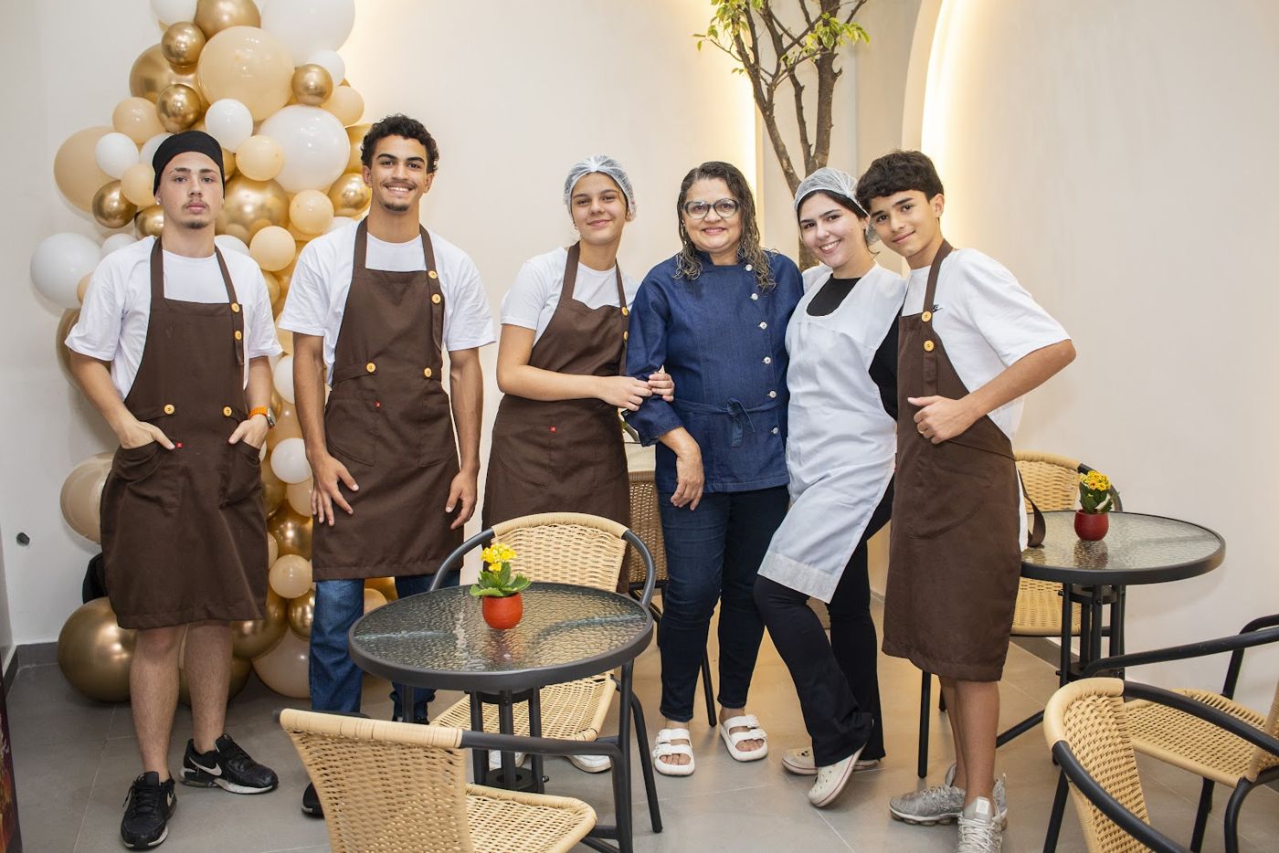 Equipe da Doceria Rejane no salão da loja