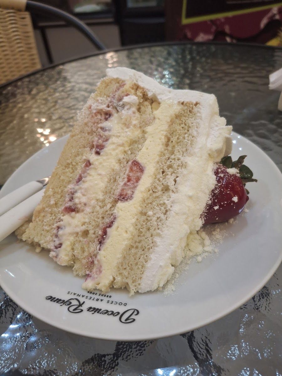 Fatia de bolo com morango e chantilly