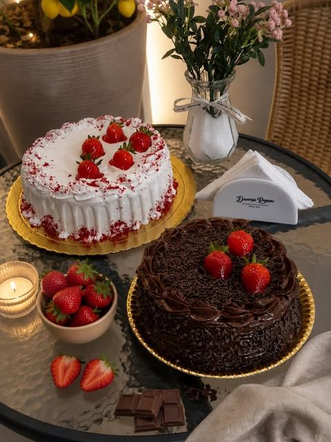 Bolos red velvet e brigadeiro com morango