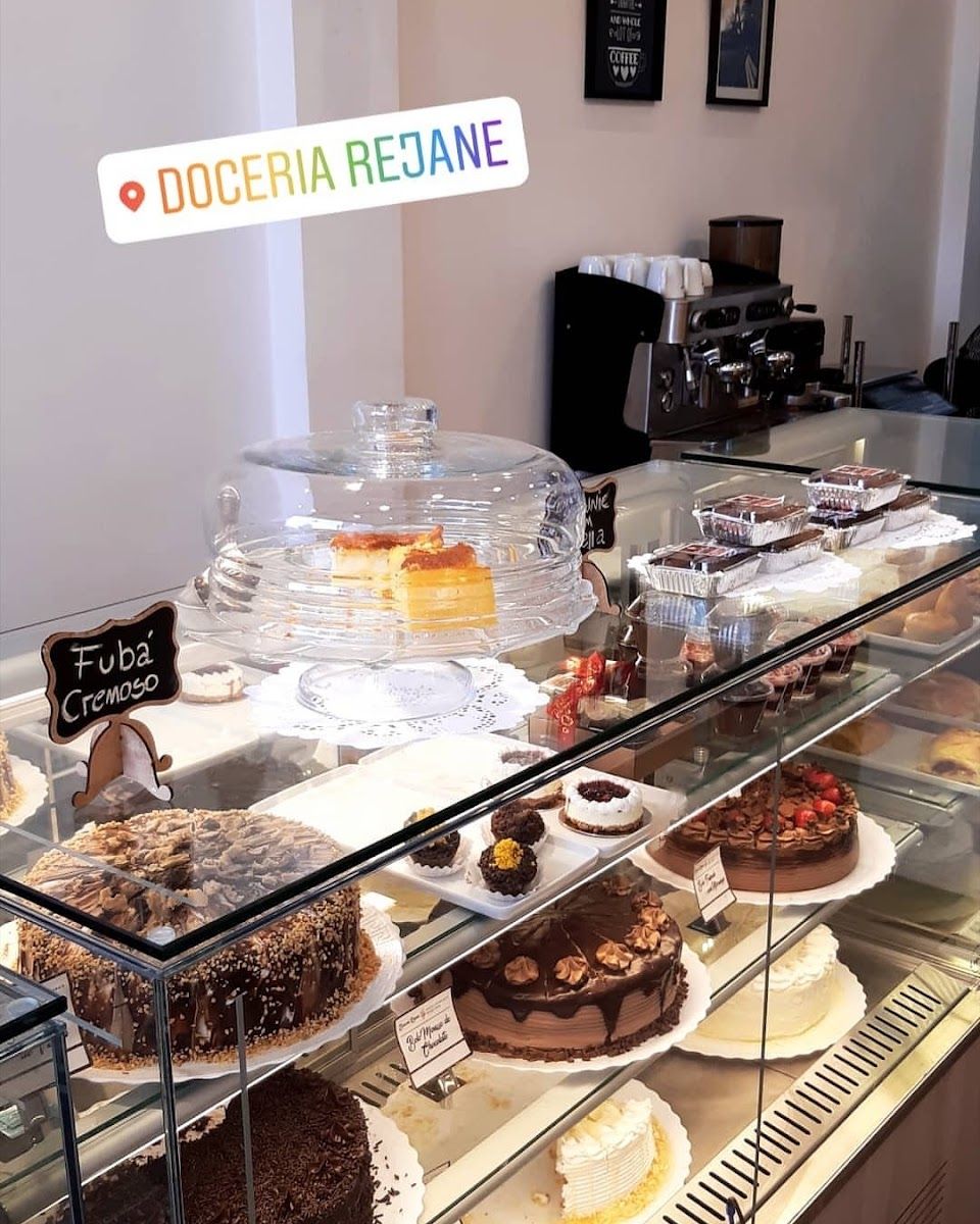 Vitrine com bolos e doces